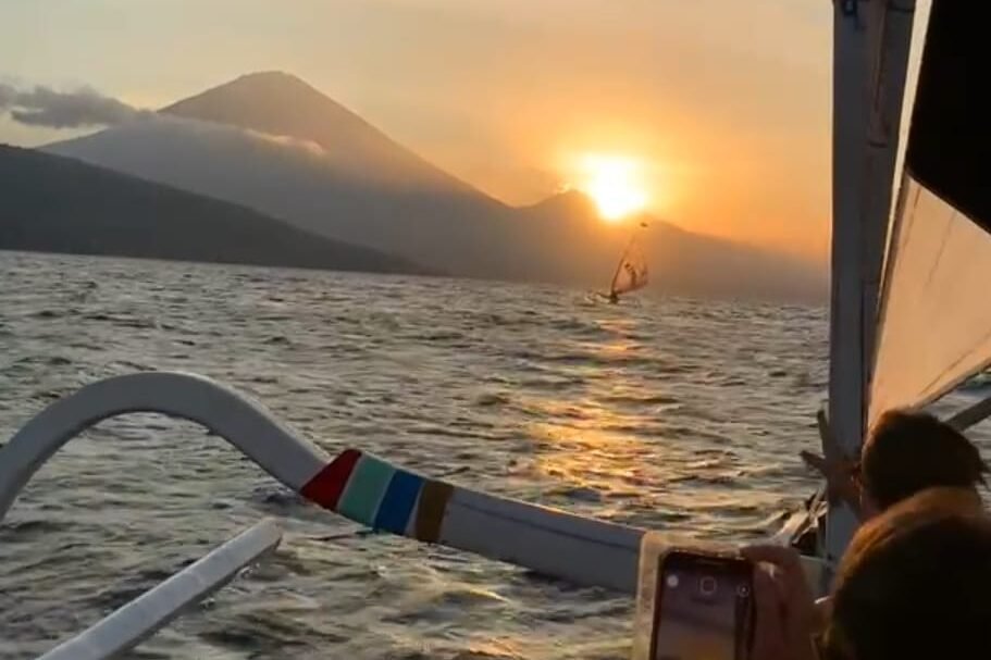 Sailing trip di sore hari dengan menggunakan jukul lokal di Bali