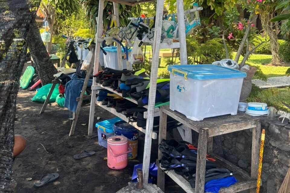 Tempat sewa alat renang di pantai lipah